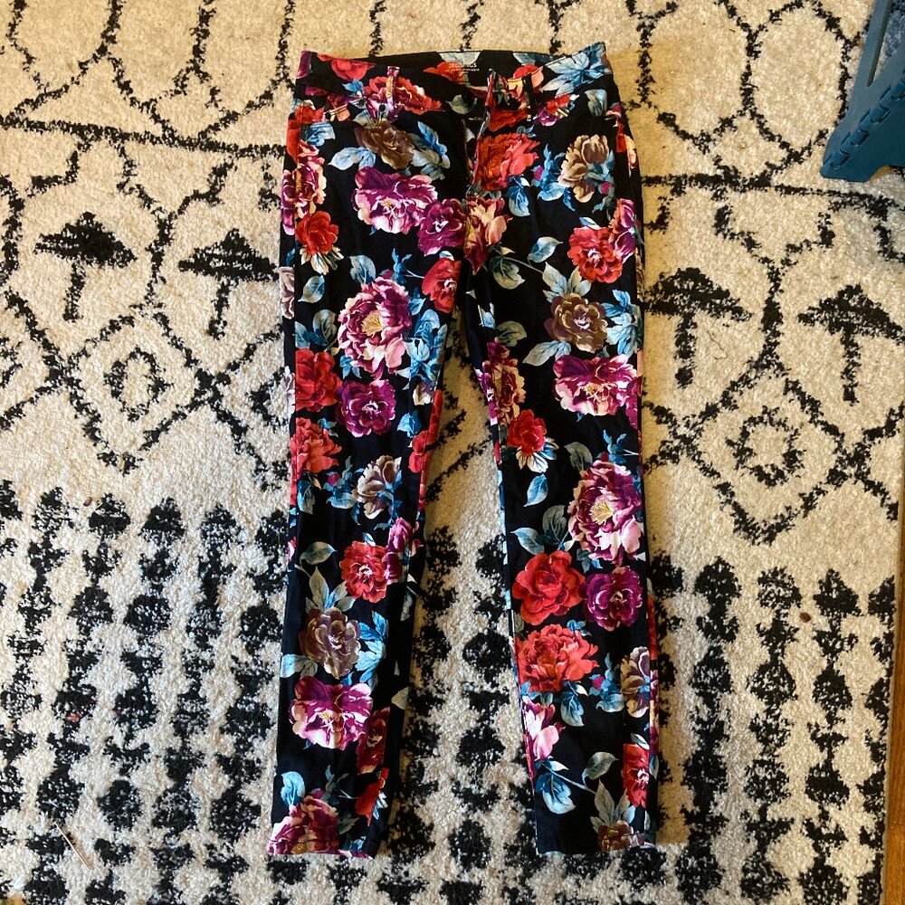 Chico's Black Floral Sateen Rose-Print Jeggings, size 4P (0P)